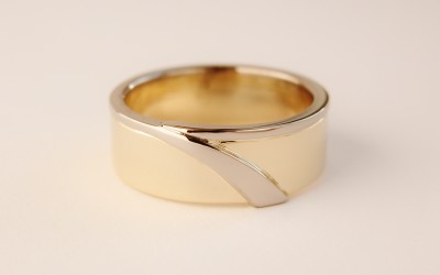 18ct. yellow gold Gents wedding ring with platinum wire attached around 1 edge extending to an inlayed flare.
