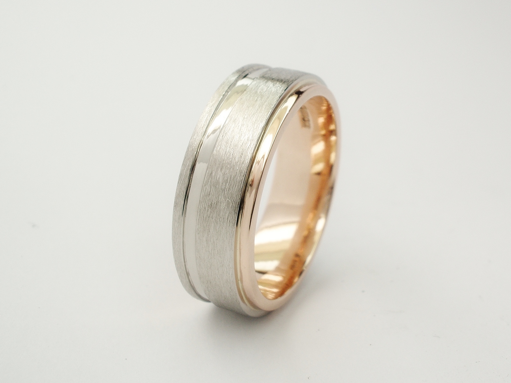 18ct red gold (also known as rose gold or pink gold) gents wedding ring with brushed & polished finish palladium ring overlaid to 80% across red gold ring.