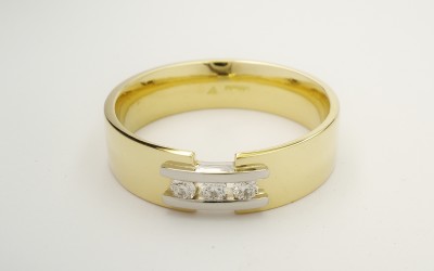 Gents 18ct. yellow gold wedding ring with a pair of platinum 'tram line' wires inlayed & bridging a gap across the top, set with 3 round brilliant cut diamonds.
