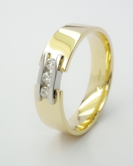Gents 18ct. yellow gold wedding ring with a pair of platinum 'tram line' wires inlayed & bridging a gap across the top, set with 3 round brilliant cut diamonds.