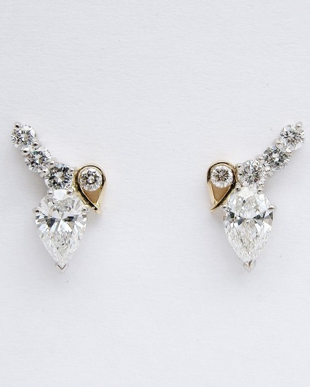 Platinum & 18ct yellow gold pear shaped diamond & round brilliant cut diamond 5 stone stud earrings.