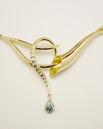 Hand crafted 18ct. yellow gold horn & loop shaped centre panel necklace flush set with round white diamonds and 1 sky blue round diamond & individually made links.