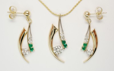 Emerald & Diamond set 9ct. yellow gold horn shaped and palladium wire pendant & earring set.