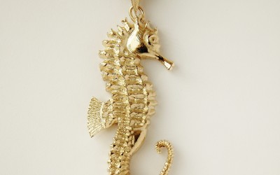 9ct. yellow gold hand carved 3D seahorse.