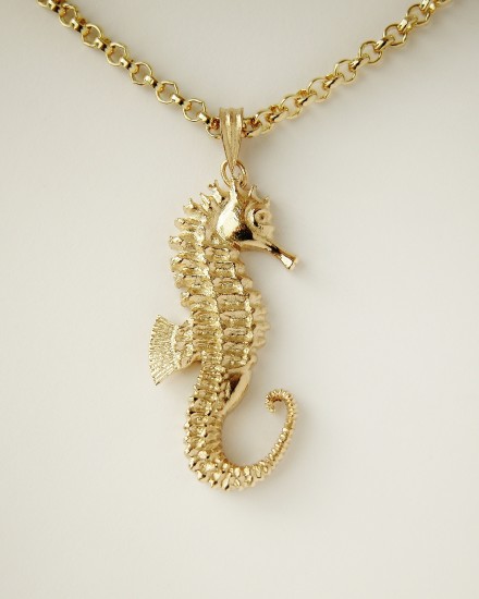 9ct. yellow gold hand carved 3D seahorse.