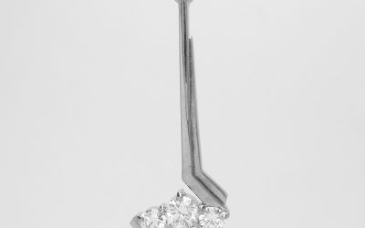 18ct. white gold 6 stone round brilliant cut diamond 'V' shaped cluster, pendulum style pendant.