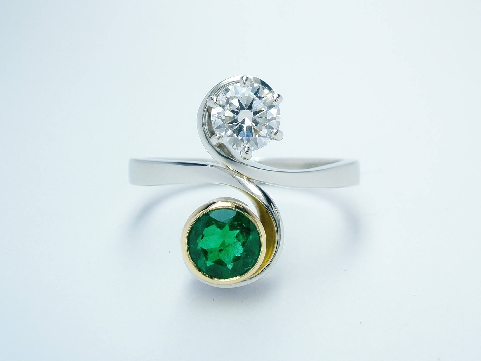 0.50ct 'D' Internally Flawless Diamond and round emerald 2 stone ring in the form of an initial 'S' mounted in platinum & 18ct yellow gold.
