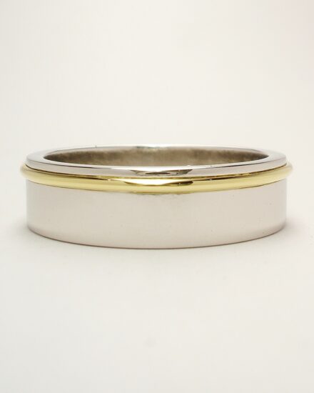 Gents 6mm broad flat sectioned platinum wedding ring with an 18ct. yellow gold round wire part recessed in from one edge.