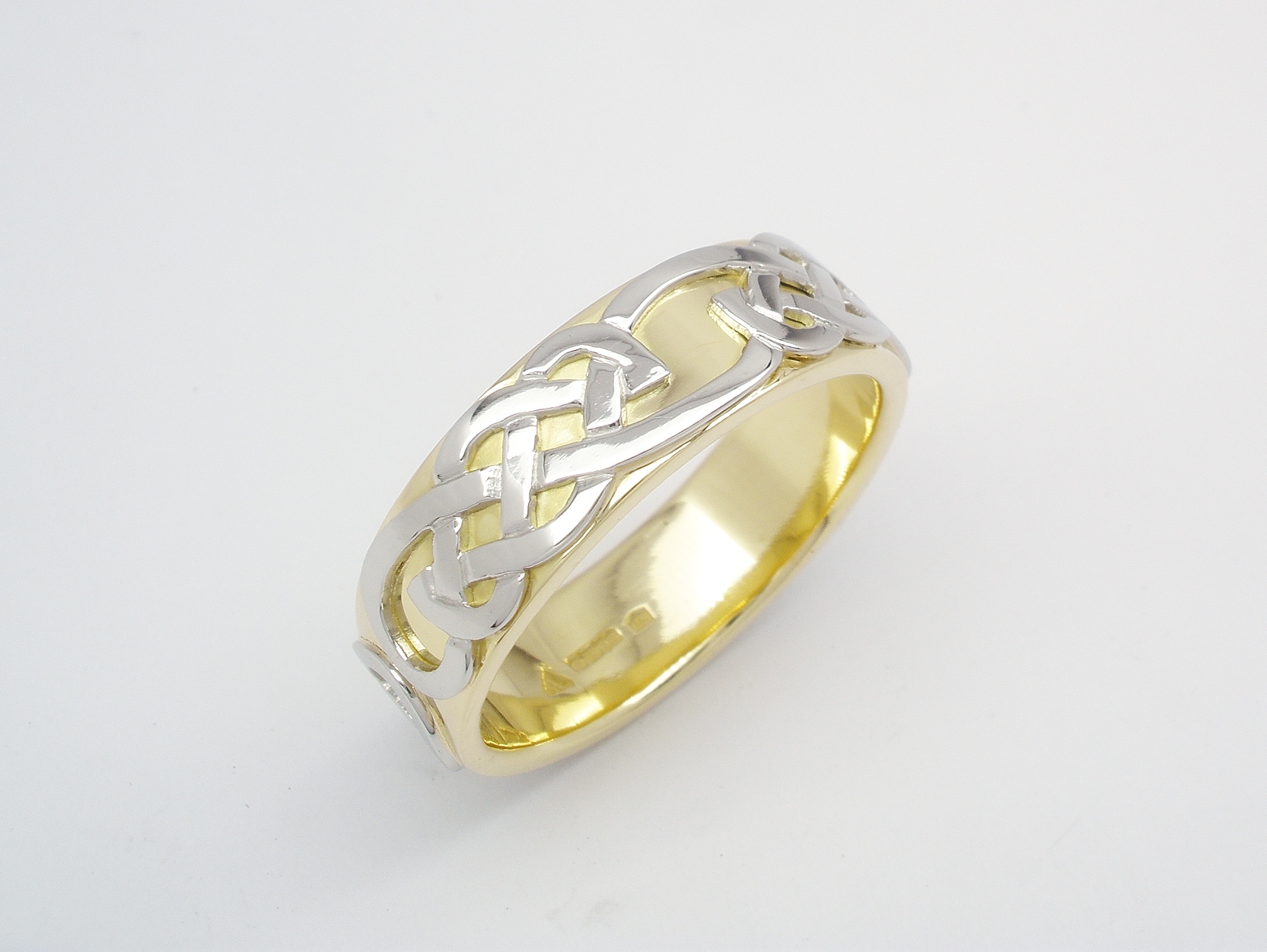 A gents 18ct yellow gold ring with a platinum Celtic motif overlay.