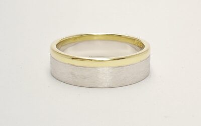 A gents platinum and 18ct yellow gold wedding ring. The platinum with a brushed finish & the gold with a polished finish.