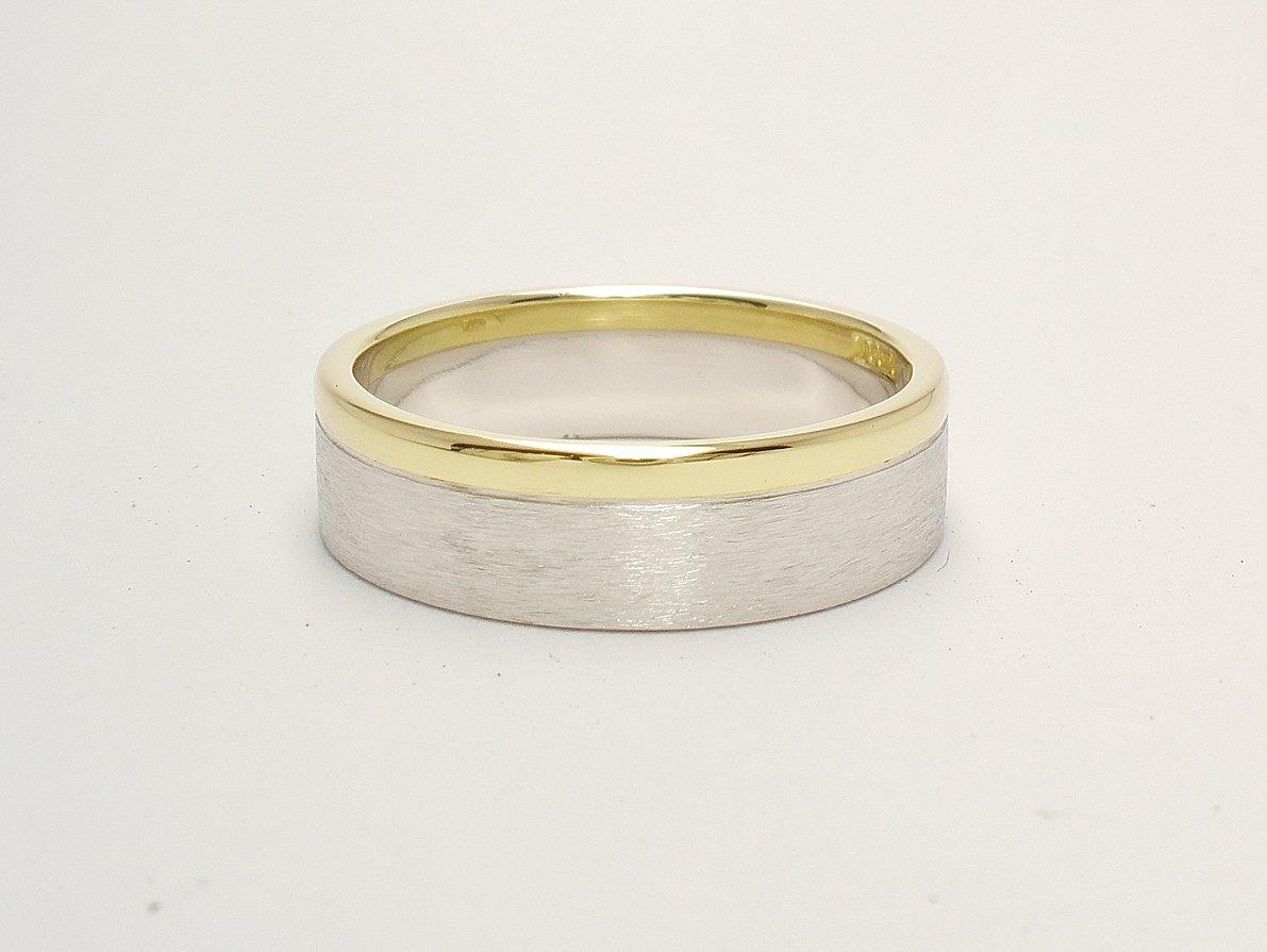 A gents platinum and 18ct yellow gold wedding ring. The platinum with a brushed finish & the gold with a polished finish.