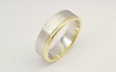 A gents platinum and 18ct yellow gold wedding ring. The platinum with a brushed finish & the gold with a polished finish.