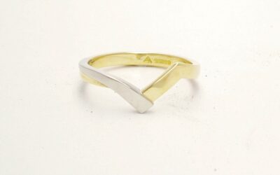 An 18ct. yellow gold and platinum shaped to fit around a 4 stone round brilliant cut diamond cross-over ring.