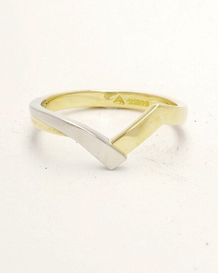 An 18ct. yellow gold and platinum shaped to fit around a 4 stone round brilliant cut diamond cross-over ring.